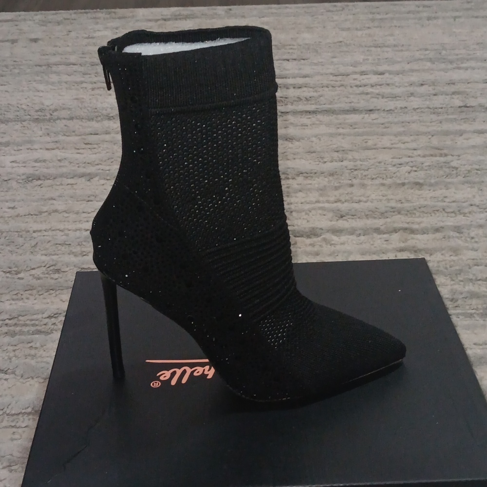 Anne Michelle brand size 8 black heels